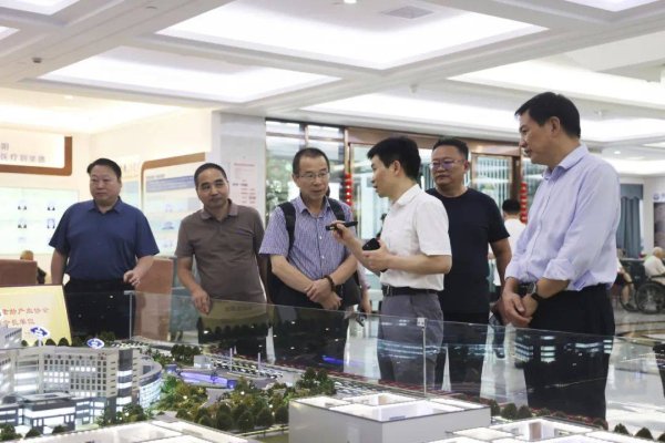 瑶鸿配资 上海证交所领导莅临河南圣德健康养护中心考察共话养老产业发展新路径